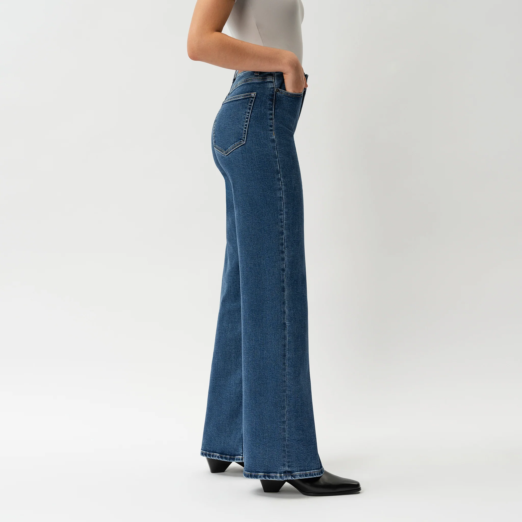Relaxed ComfortDenim™ Jeans - Image 7